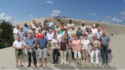 Bild: hä
Die Reisegruppe stellte sich bei den Wanderdünen im Slowinski Nationalpark bei Leba zu einem Erinnerungsfoto. Während des siebentägigen Ausflugs wurden viele weitere Sehenswürdigkeiten und Städte besichtigt.