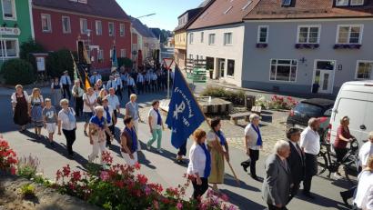 Bild: gi
Vom Kurpark-Eingang zur Pfarrkirche St. Peter und Paul marschierten die Vereine, angeführt von den Moosbacher Musikanten, zum Festgottesdienst.
