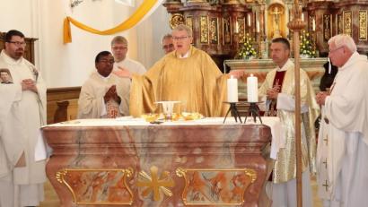 Bild: rha
An seiner langjährigen Wirkungsstätte St. Ägidius in Vilseck feiert Dietmar Schindler, jetzt Ruhestandsgeistlicher in der Pfarrei St. Josef Weiden, sein 50. Priesterjubiläum (von links): Kaplan Pater Johannes Bosco (Weiden), Pfarrvikar Hruday Kumar Madanu, Pastoralassistent Stefan Dotzler (Weiden), Diakon Dieter Gerstacker, Jubelpriester Dietmar Schindler, Pfarrer Markus Schmid (Weiden) und Pfarrer Martin Schultes (früher Schlicht).