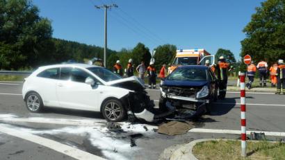 Bild: Portner
Die zwei Kleinwagen krachten mitten auf der Bundesstraße 22 zusammen. Die beiden Fahrerinnen wurden dabei mittelschwer verletzt.