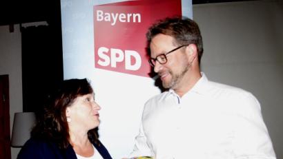 Bild: Hirsch
Unterbezirksvorsitzende Marianne Schieder (links) bedankte sich beim Parlamentarischen Staatssekretär Florian Pronold (rechts) mit einem Geschenk.