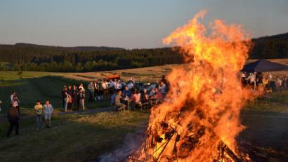 Bild: gi
Auf der „Busl-Höhe“ über Tröbes wurde das Johannisfeuer von der Landjugend mit ihren Vorsitzenden Kerstin Hofmeister und Jonas Rom und weiteren vier Mitgliedern entzündet. Pfarrer Josef Most segnete zuvor das Johannisfeuer. Gemeinsam wurde mit der Bevölkerung das alte Brauchtum gefeiert.