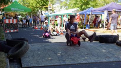 Bild: bkr
Das Bobby Car ist in seiner Beliebtheit nicht zu schlagen. Große und kleine Kinder erfreuen sich an dem unverwüstlichen Spielgefährt