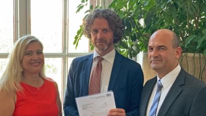Bild: StMGP/exb
Gesundheits-und Pflegeministerin Melanie Huml ernennt Rüdiger Erling (Mitte) zum Pflegerat. Mit ihm freut sich sein Dienstherr Markus Schick, Präsident des Landesamts für Pflege in Amberg.