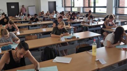 Bild: Bühner
Nur Papier und Kugelschreiber, auch Friseure müssen die Theorie beherrschen.