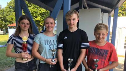 Bild: rbg
Kathrin Bachmeier, Viktoria Bogner, Fynn Legat und Leonhard Fütterer kehrten vom internationalen Sprintermeeting in Landau mit Pokalen im Gepäck zurück.