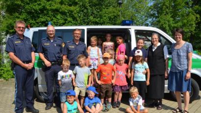 Bild: dob
Die Pleysteiner Vorschulkinder und die Waldkindergartenkinder "Wilde Wichtel" kamen an einem Vormittag zusammen zur Polizei. Dienststellenleiter Martin Zehent (links) räumt dieser präventiven Maßnahme hohe Bedeutung ein.