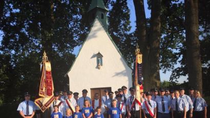 Bild: jzk
An der Segnung der restaurierten Fahne der Feuerwehr Kötzersdorf (rechts) durch Stadtpfarrer Konrad Amschl (Mitte vor der Haunritzer Kapelle) beteiligen sich auch die Kameraden vom Patenverein aus Höflas (links).