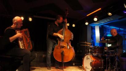 Bild: Michael Höllerer
Mit hoher Musikalität und Spielfreude begeisterten „Tango Transit“ bei ihrem Konzert beim Weidener Jazz-Zirkel.