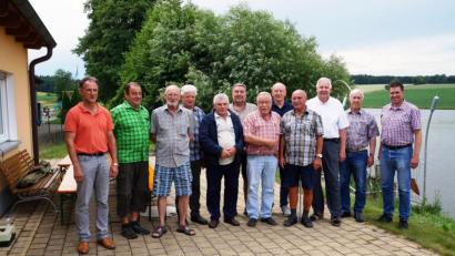 Bild: oe
Beim Fischereiverein standen Ehrungen langjähriger Fischer auf der Tagesordnung. Zweiter Vorsitzender Günter Grassler (links), Gerätewart Max Marr (rechts daneben) und Vorsitzender Tim Jüntgen (rechts) gratulierten.