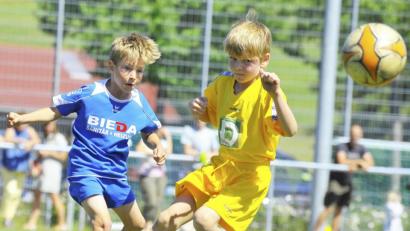 Bild: Hubert Ziegler
Höchste Konzentration am Ball. So etwas sieht jeder Trainer gerne. Am 6. und 7. Juli trifft sich die Fußball-Jugend wieder beim SV Raigering, um sich beim Widmann-Cup zu messen.