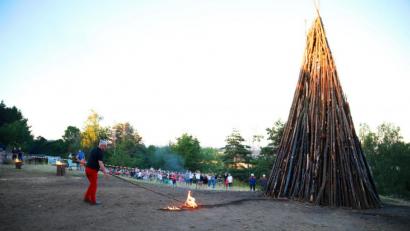 Bild: JOCHEN NEUMANN 
ERBENDORF
Stadtrat Christian Bauer entzündete das Johannisfeuer auf der Schadenreuther Platte.