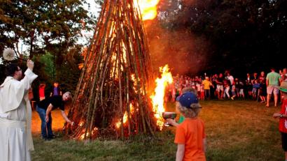 Bild: R. Kreuzer
Pater Johannes Bosco segnet das Feuer.