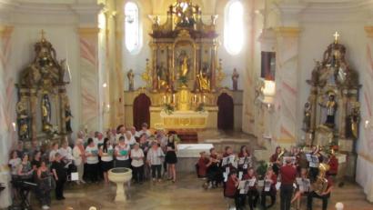 Bild: sei
Alle Chöre versammelten sich zum Schlusslied im Altarraum um gemeinsam mt Posaunenchor und dem Publikum zu singen.