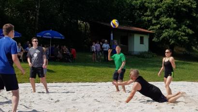 Bild: exb
Voller Körpereinsatz wird beim Beachvolleyball meistens belohnt. Dieses Bild entstand beim Vorjahresturnier am Sandplatz in der Kroau.