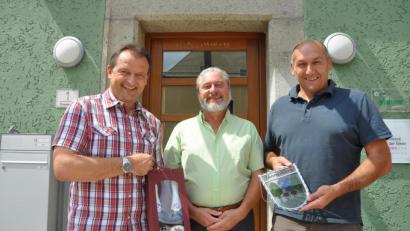 Bild: es
Bürgermeister Max Völkl (rechts) und Bürgermeister Anton Kappl (links) danken Forstamtmann Albert Urban (Mitte) für die vielen Jahre der Betreuung der Gemeindewälder.