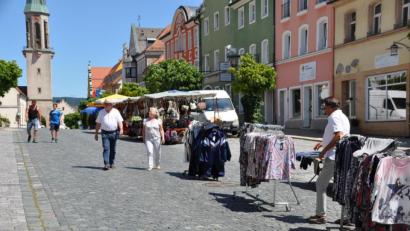 Bild: ak
Die meisten Fieranten haben es wohl schon geahnt und blieben Kemnath fern. Wegen der Hitze fanden nur wenige Bürger den Weg zu den Ständen am Stadtplatz.