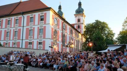 Bild: do
Wie gemalt erscheint die Kulisse im Speinsharter Klosterhof beim Gastspiel des Landestheaters Oberpfalz.