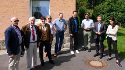 Bild: le
Seit Jahren bestehen zwischen dem Bauverein, der Regierung der Oberpfalz und dem Kreisbauamt Neustadt beste Verbindungen. Das zeigt auch die Ortsbesichtigung, die sich mit der Ausweisung eines Baugeländes im Ortsteil Plankenhammer für den Neubau von sozialen barrierefreien Mietwohnungen befasst.
Von links: Kreisbaumeister Werner Kraus, Berater Fred Lehner, Vorstandsvorsitzende Marika Mauerer, zwei Referendare, Architekt Uwe Reil, Baudirektor Albert Dischinger, Leitender Baudirektor Manfred Ahlens und eine Referendarin.