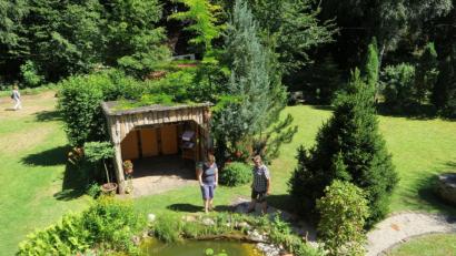 Bild: Hirsch
Blick in den Garten einer ehemaligen Industrieanlage. In Klardorf-Stegen haben Günther Kuhn und Matthias Zölch eine Parkanlage geschaffen.