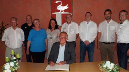 Bild: e
Eintrag ins Goldene Buch mit Aufsichtsratsvorsitzendem Thomas Grethlein (sitzend).