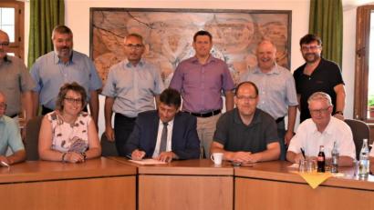 Bild: rgr
In der ersten Sitzung der Arbeitsgemeinschaft ILE (Integrierte Ländliche Entwicklung) unterzeichnen alle zehn Bürgermeister die Vereinbarung der kommunalen Zusammenarbeit.