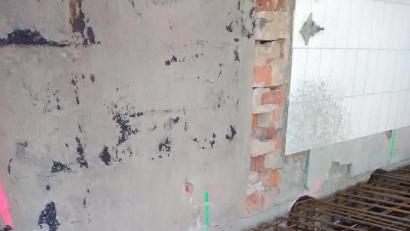 Bild: ld
Die kräftige Bewehrung reicht in die Löcher in der Mauer. Sie trägt die Außenmauer.