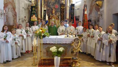 Bild: jow
In einem sehr festlichen Gottesdienst begeht Pfarrvikar Robert Kratzer (Mitte) zusammen mit dem Lintacher Gläubigen sein 35. Priesterjubiläum.