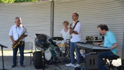 Bild: dob
Erstmals brauchte eine Band zur Abkühlung beim Auftritt einen Lüfter. "Blue Note Project" erwischte den bisher heißesten Serenadenabend aller Zeiten.