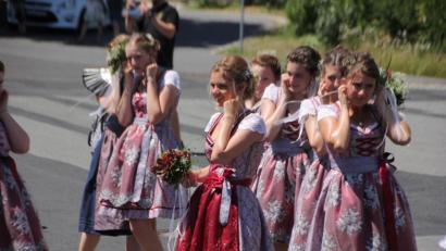 Bild: kro
Die Plößberger Festdamen in Erwartung des Schusses der Tirschenreuther Böllerschützen zum Start des Festzugs.