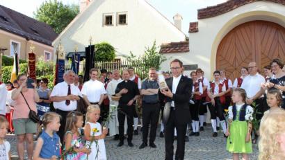 Bild: pko
Die Buben und Mädchen vom Neunburger Kindergarten Sankt Josef sangen ein Lied für den Neupriester und überreichten als Erinnerungsgeschenk eine Kerze an Johannes Spindler.