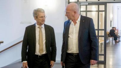 Bild: Armin Weigel/dpa
Der angeklagte suspendierte Regensburger Oberbürgermeister Joachim Wolbergs (rechst) geht neben Volker Tretzel, dem ebenfalls angeklagtem Bauunternehmer, zur Verhandlung im Landgericht.