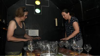 Bild: Petra Hartl
Heike Herzog (links) und Heike Lepke beim Konzert „1:12“ am Sonntag in der Asphaltkapelle in Etsdorf. Die beiden musizieren auf ganz normalen Trinkgläsern. „Der Mond ist aufgegangen“ erklingt da ebenso zart wie der Hochzeitsmarsch, der einst Lady Diana zum Altar begleitete.