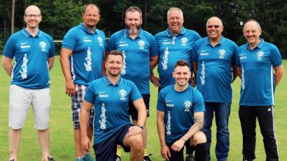 Bild: lst
Das Funktionsteam der SpVgg Ebermannsdorf: (hinten von links): Jörn Henseleit (1. Kassier), Christian Fruth (Zeugwart), Dominik Steup (Chefcoach), Andreas Schmid (1. Vorstand), Gerhard Kriegl (2. Vorstand), Thomas Pospiech (1. Schriftführer). Vorne von links: Marco Günther (Co-Trainer), Maximilian Schmidt (Co-Trainer). Nicht im Bild: Stephan Lehner (Co-Trainer)