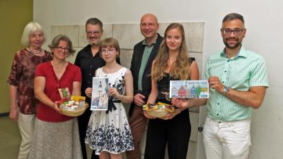 Bild: Dobmeier
Bei der Preisverleihung am Augustinus-Gymnasium beim Gestaltungswettbewerb faire "Stadtschokolade" (von links) Christa Burzer und Annette Rösel, Kunsterzieher Manfred Dirscherl, Gewinnerin Alicia Häring, AGW-Schulleiter Dr. Ulrich Winter, Gewinnerin Samira Henschel sowie Alexander Herzner von der OTH-Steuerungsgruppe. Bild: Dobmeier