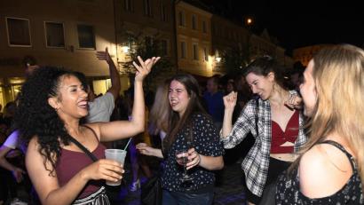 Bild: Petra Hartl
Die tropischen Temperaturen machen es möglich: Beim Altstadtfest herrscht bis tief in die Nacht hinein ausgelassene Feierlaune.