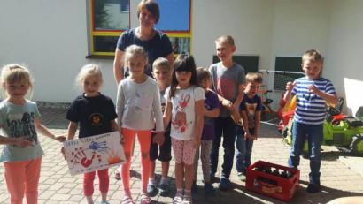 Bild: öt
Die Kleinen des Kinderhauses Sankt Josef in Neusorg mit ihrer Erzieherin Petra Söllner dankten den Mitgliedern der Neusorger Feuerwehr mit Geschenken für die realistische Brandschutzerziehung.