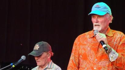 Bild: Wolfgang Houschka
Die letzten zwei Dinosaurier vom kalifornischen Strand: Bruce Johnston (links) und Mike Love, die seit den Anfangstagen bei den Beach Boys spielen. Beide sind nicht weit vom 80. Geburtstag entfernt.