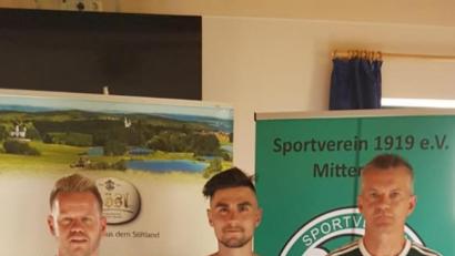 Bild: exb
Maximilian Christl (Mitte) trägt künftig das Trikot des SV Mitterteich. Trainer Andreas Lang (links) und Sportlicher Leiter Rainer Fachtan freuen sich über den Coup.