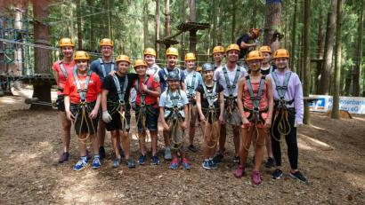 Bild: exb
Die Kinder der DLRG wollen hoch hinaus im Hochseilgarten in Hirschau.