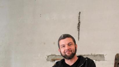 Bild: mvs
Wohlige Ofenwärme boomt, davon profitiert das Handwerk. Ofenbauer Wolfgang Altnöder beispielsweise baut hier mit Schamottsteinen.