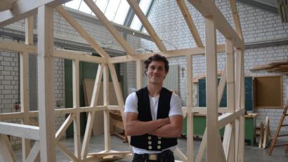 Bild: Reiner Wittmann
Luis Rester in der Zimmerer-Werkstatt der Berufsschule in Weiden. Der Abiturient geht im Handwerk auf: "Du siehst, was du machst."