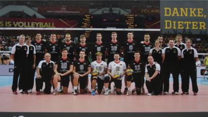 Repro: Dobmeier
"Danke Dieter": Der Deutsche Volleyballverband dankt Verbandsarzt Dr. Dieter Heinold (stehend, Zweiter von links) mit einem Bilderrahmen.