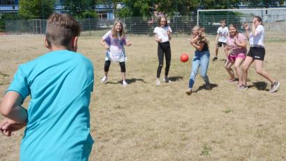 Bild: Gabi Schönberger
Auf geht's zum Völkerball: In der Lobkowitz-Realschule in Neustadt ist das Ballspiel eigentlich nicht mehr so gefragt, aber für Oberpfalz-Medien spielen die Schüler nochmal eine Runde.