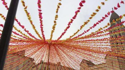 Bild: Catherine Gorse
Noch wenige Tage bis zur 100. Félibrée, dem großen Fest der okzitanischen Sprache und Kultur, in Périgueux: Ambergs Partnerstadt hat sich festlich herausgeputzt. Überall hängen Girlanden, so auch am Platz an der Kathedrale St. Front.