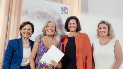 Bild: KDFB, Bardehle
Die Hauptpreisträgerin Jutta Speidel (Zweite von links) war von Sozialministerin Kerstin Schreyer (rechts) vorgeschlagen worden. Sie erhielt die Ellen-Ammann-Kamee von der KDFB-Landesvorsitzenden Emilie Müller (links) und Landtagspräsidentin Ilse Aigner (Zweite von rechts).