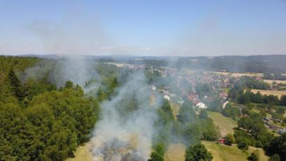 Bild: exb/Franz Hüttner
Rauch über Neudorf bei Luhe: Am Dienstagnachmittag brennt ein Feld. Die Feuerwehr ist schnell zur Stelle.