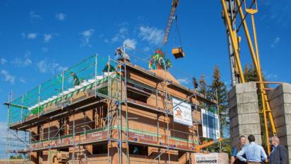 Bild: Reger Bau
Bei der Josef Reger Bau GmbH dürfen Azubis alle drei Jahre ein "Lehrlingshaus" errichten und so frühzeitig Verantwortung übernehmen. Das Gebäude im Bild entstand 2015 in Kohlberg, Landkreis Neustadt/WN.