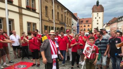 Bild: exb
Der Fanclub Die Kaisertreuen huldigt in Vilseck dem Double-Gewinner FC Bayern München.