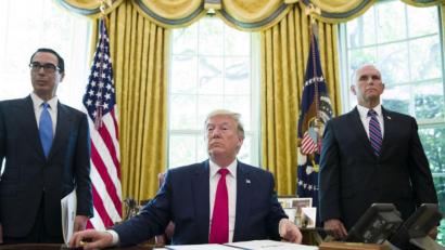 Bild: Alex Brandon/AP/dpa
Der amerikanische Donald Trump (Mitte) unterzeichnete Ende Juni weiter Sanktionen gegen Iran. Neben ihm Finanzminister Steven Mnuchin (links) udn Vizepräsident Mike Pence.